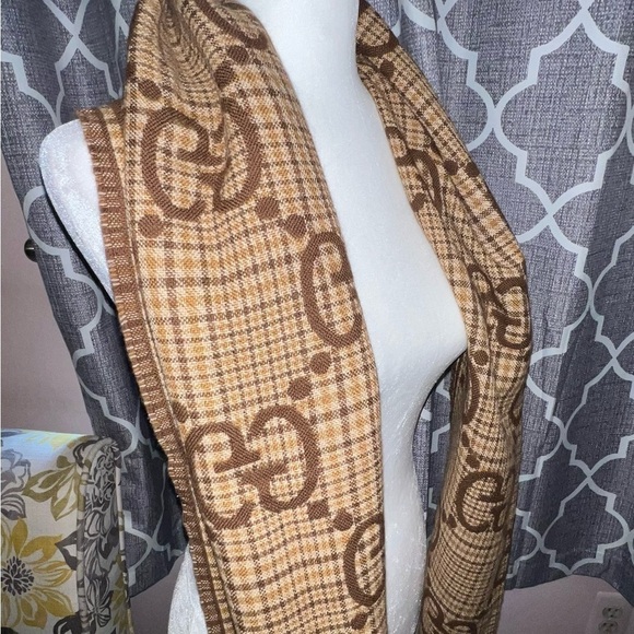 Gucci large GG reversible wool scarf. - Picture 5 of 10